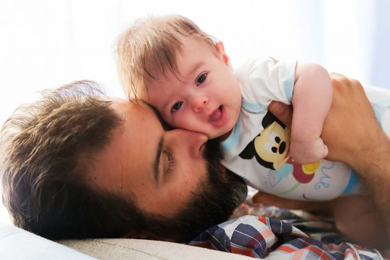 Βρέφος αναδύεται από τη κολυμπήθρα σε βάφτιση στην Ελλάδα